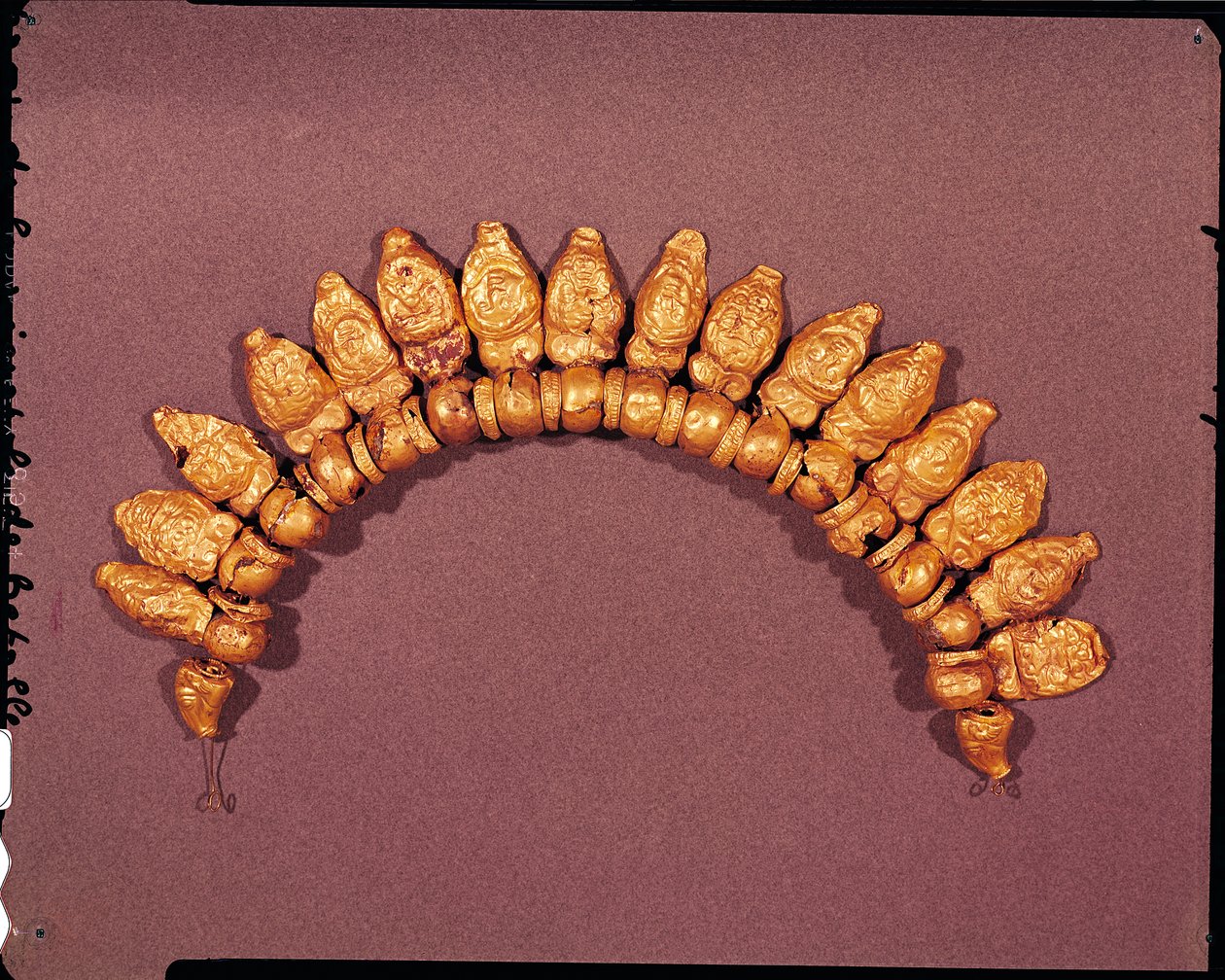 Collana con maschere di menadi e Sileno, V-IV secolo a.C. (oro) da Etruscan