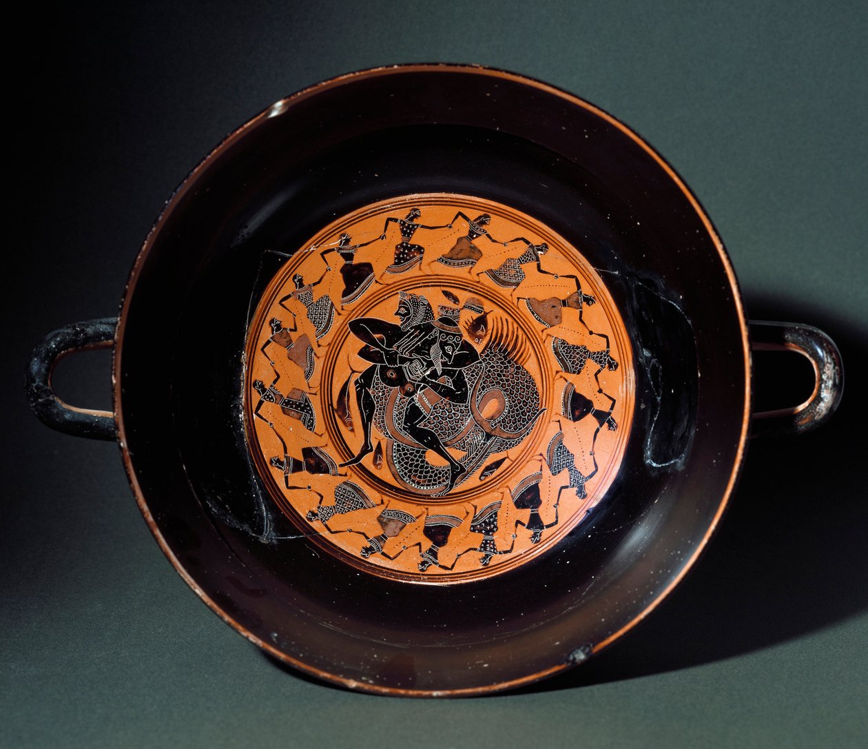 Antichità etrusca: coppa in terracotta raffigurante la lotta tra Eracle e il mostro marino Tritone. Da Tarquinia. 550 a.C. Tarquinia, Museo Archeologico da Etruscan