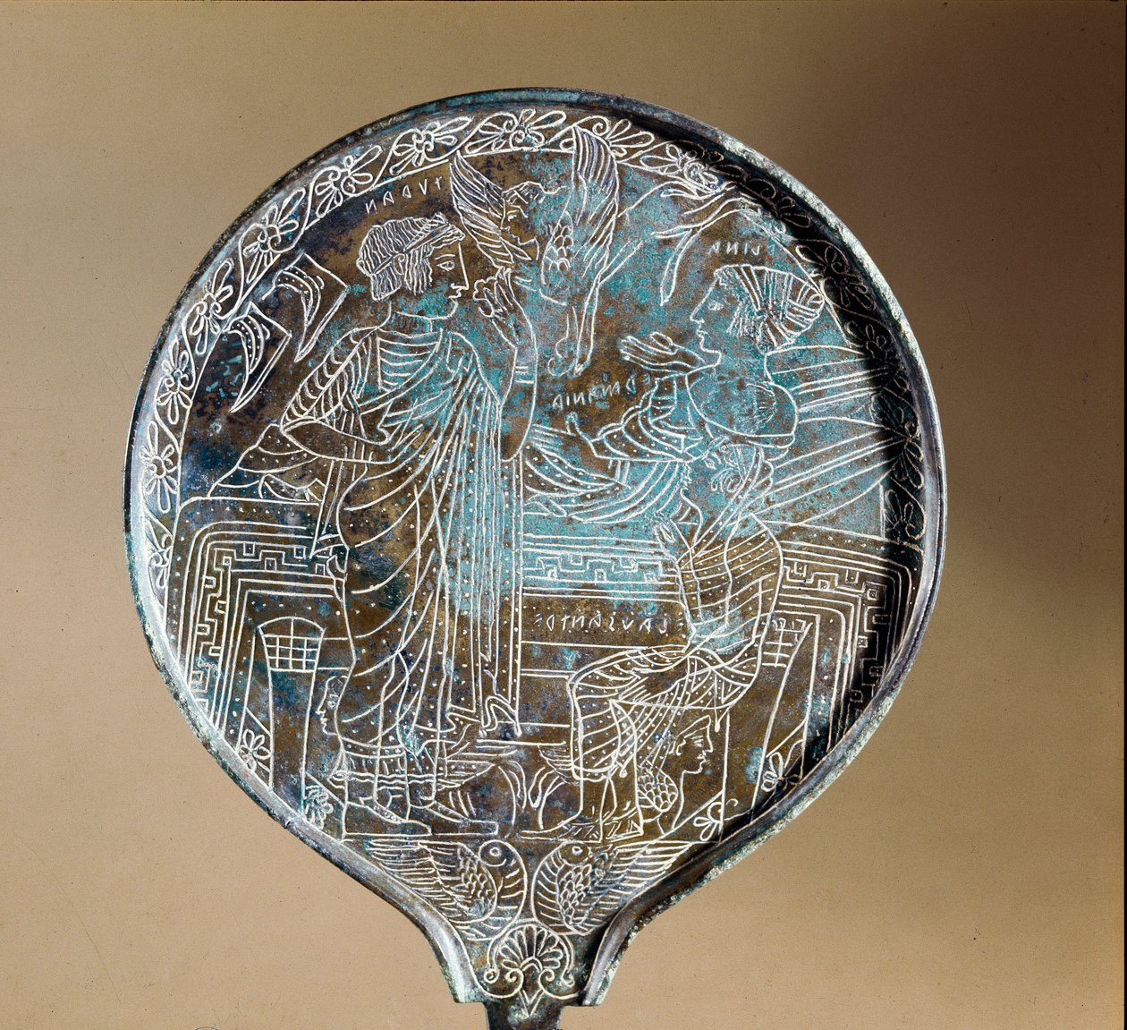 Arte etrusca: retro di uno specchio in bronzo: Afrodite persuade Elena a seguire Paride a Troia. V secolo a.C. Roma, Museo Nazionale di Villa Giulia da Etruscan