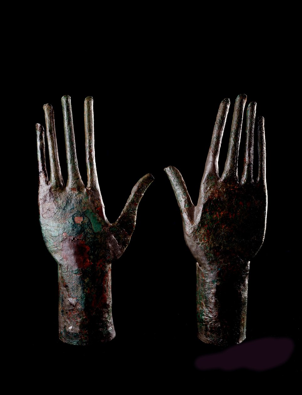 Arte etrusca: due mani - Statuette in bronzo - 680-670 a.C. Dim H 23,5 cm Dalla tomba del Carro di bronzo, Vulci da Etruscan