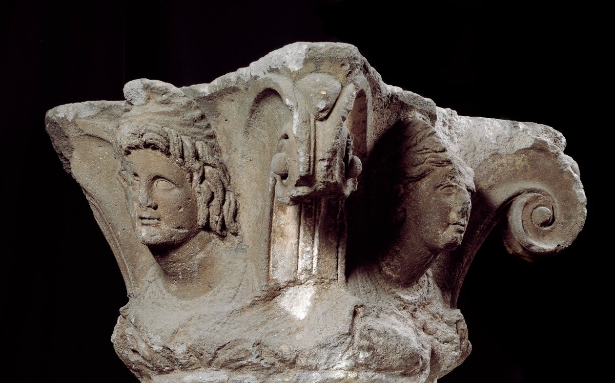 Civiltà etrusca: capitelli di colonne decorati dalla tomba Campanari a Vulci, Italia. Fine IV, inizio III secolo a.C. Firenze, Museo Archeologico da Etruscan