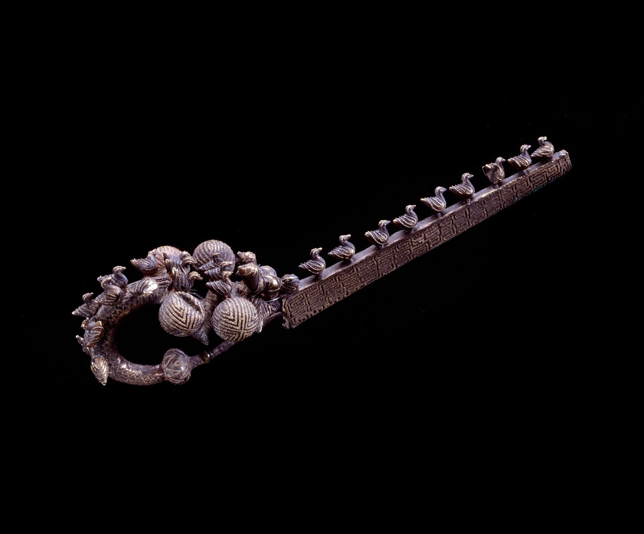 Civiltà etrusca: fibula a drago in argento dalla necropoli di Banditella, Marsigliana d