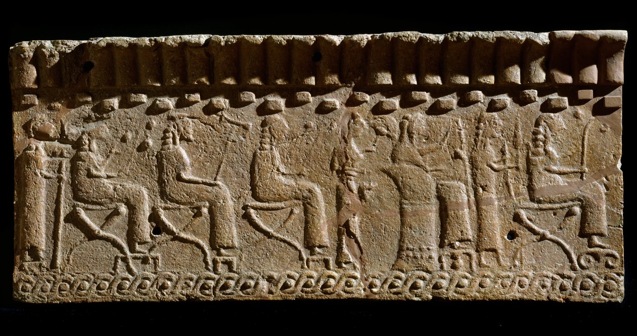 Civiltà etrusca: fregio in terracotta adornato con bassorilievi di divinità e dignitari seduti. 580 a.C. Dim. 24x54 cm. Dal Palazzo di Murlo. Murlo, Antiquarium Comunale da Etruscan