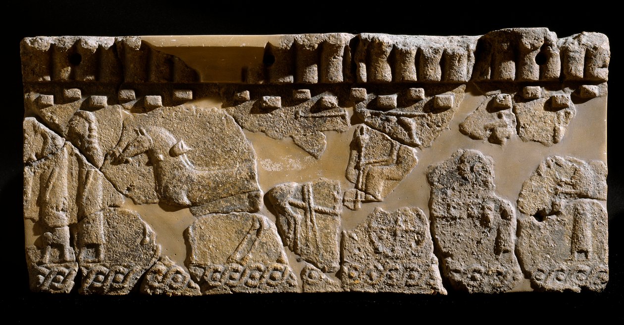 Civiltà etrusca: fregio in terracotta decorato con un corteo. VI secolo a.C. Dal Secondo Palazzo di Murlo. Dim. 24x39 cm Murlo, Antiquarium Comunale da Etruscan