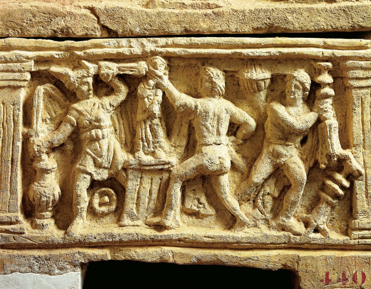 Civiltà etrusca, urna in tufo con scene di Galli che saccheggiano templi da Etruscan