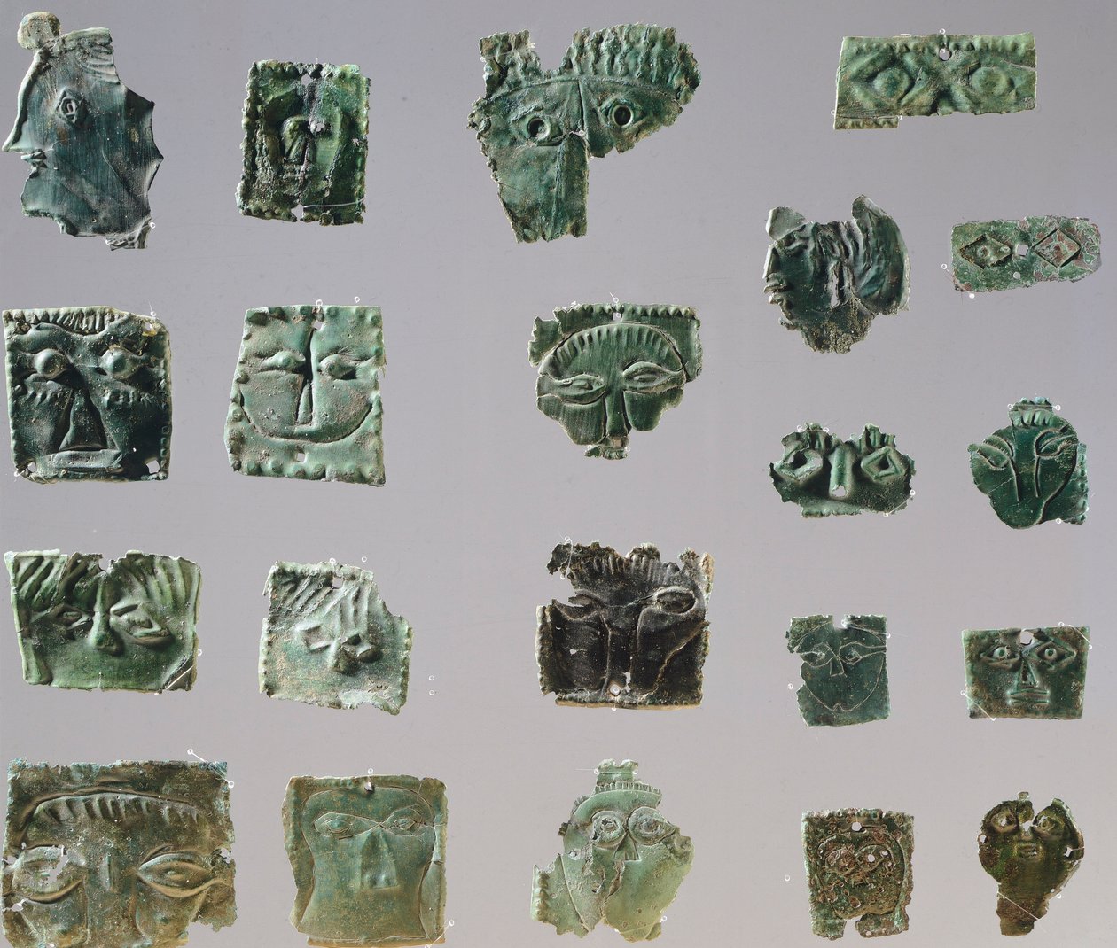 Ex-voto in piastra di bronzo raffigurante occhi. Artefatti dagli oggetti del Santuario di Reithia Este (Venetia). Civiltà etrusca, V-IV secolo a.C. da Etruscan