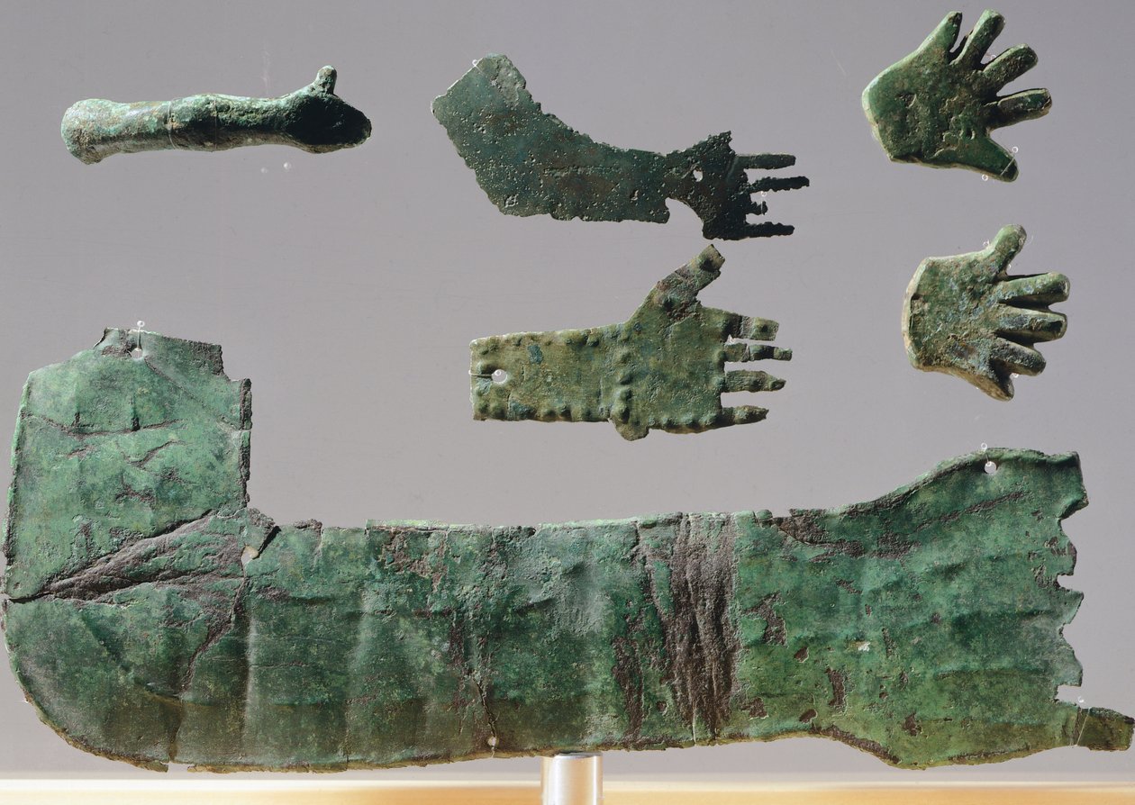 Ex-voto in piastra di bronzo raffigurante gli arti superiori. Artefatti dagli oggetti del Santuario di Reithia Este (Venetia). Civiltà etrusca, V-IV secolo a.C. da Etruscan