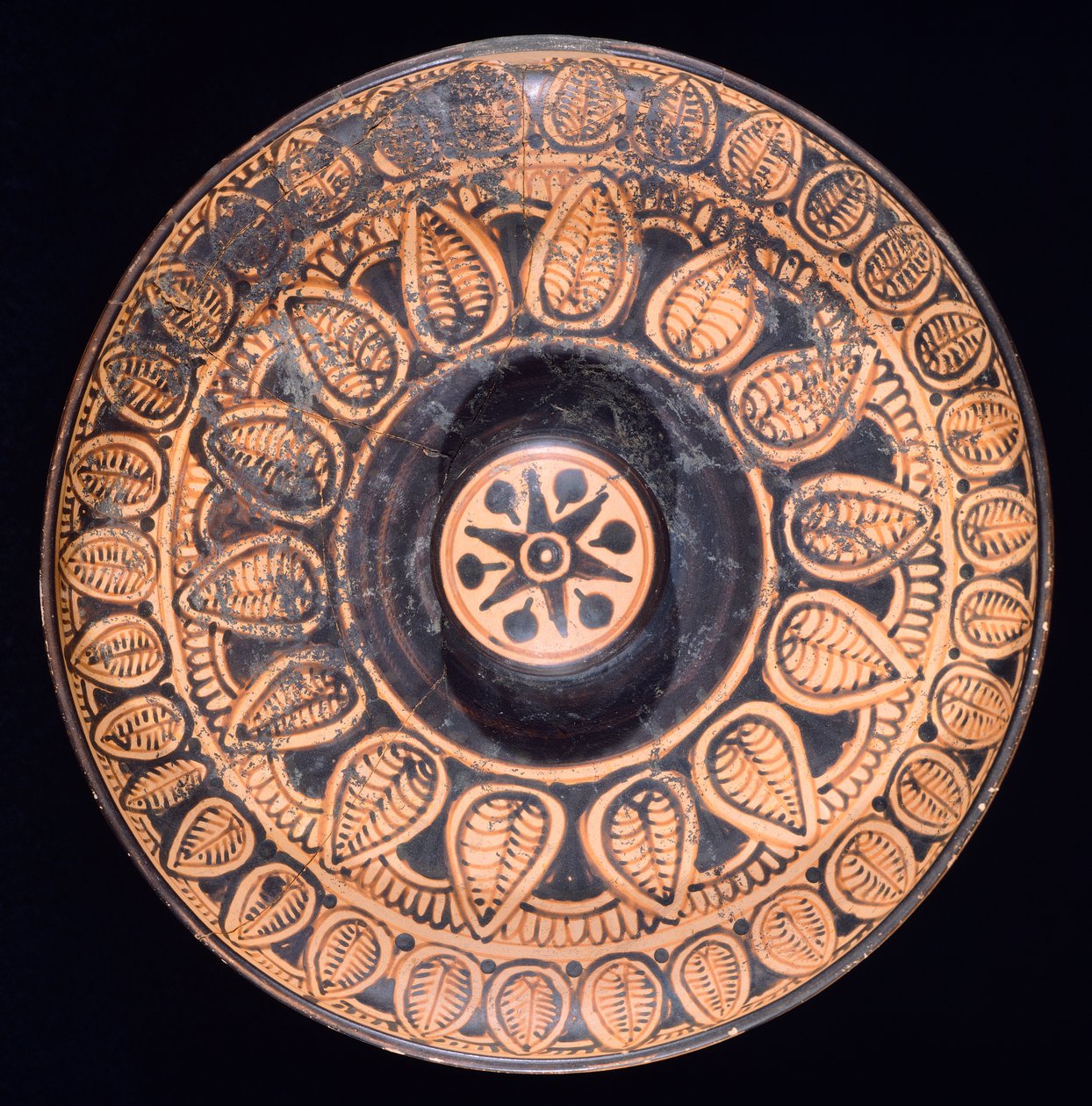 Patera. Ceramica a figure rosse da Spina (Emilia Romagna). Civiltà etrusca, IV secolo a.C. da Etruscan