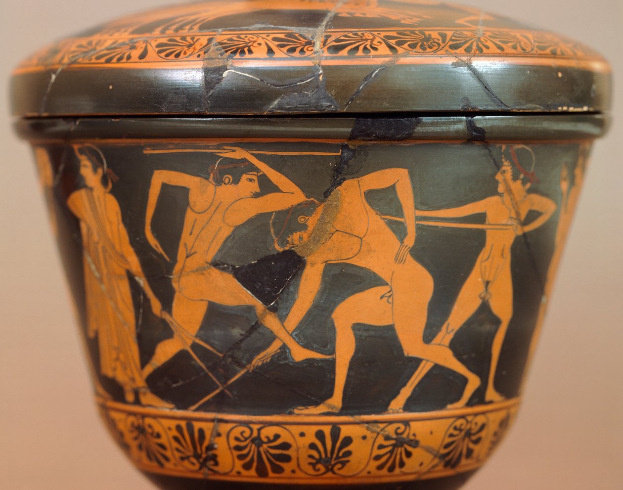 Pyxis con atleti in palestra. Ceramica a figure rosse da Cerveteri (Lazio). Civiltà etrusca, IV secolo a.C. da Etruscan