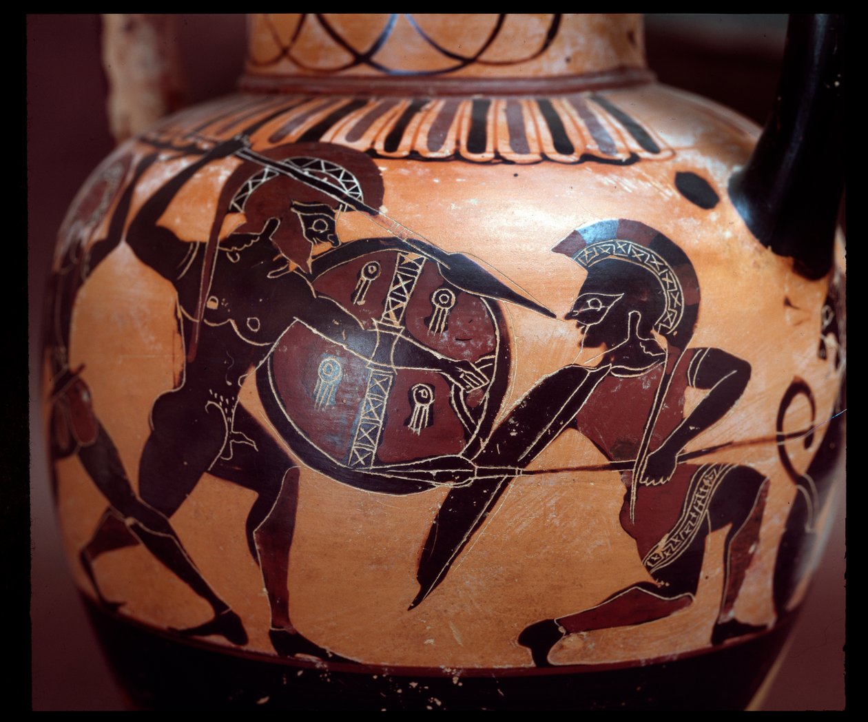 Anfora in terracotta con rappresentazione di un duello tra due soldati, 520-500 a.C. da Etruscan