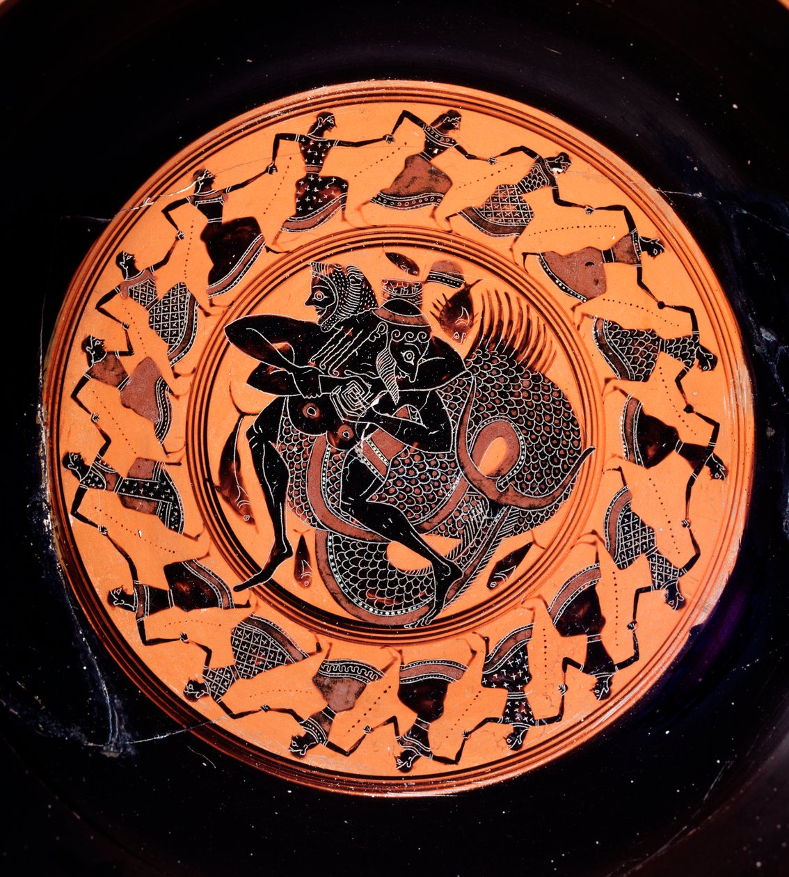 Kylix in terracotta raffigurante Ercole che combatte con Tritone, circondato da diciassette Nereidi danzanti, 6° secolo a.C. da Etruscan