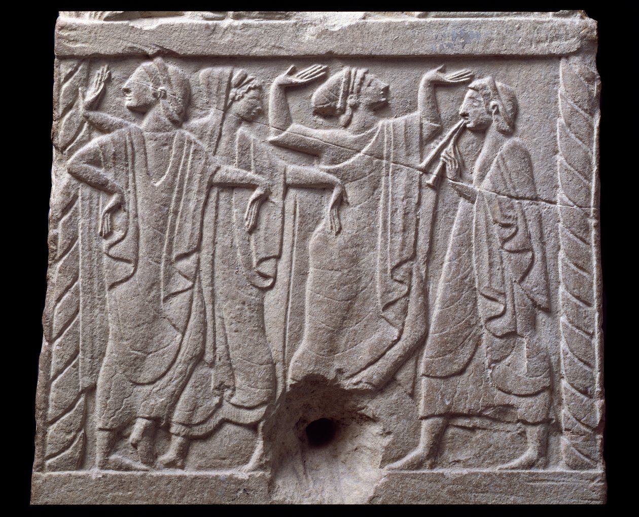Rilievo con danzatori da una pietra miliare di marmo di Chiusi, Italia, VI secolo a.C. da Etruscan Etruscan