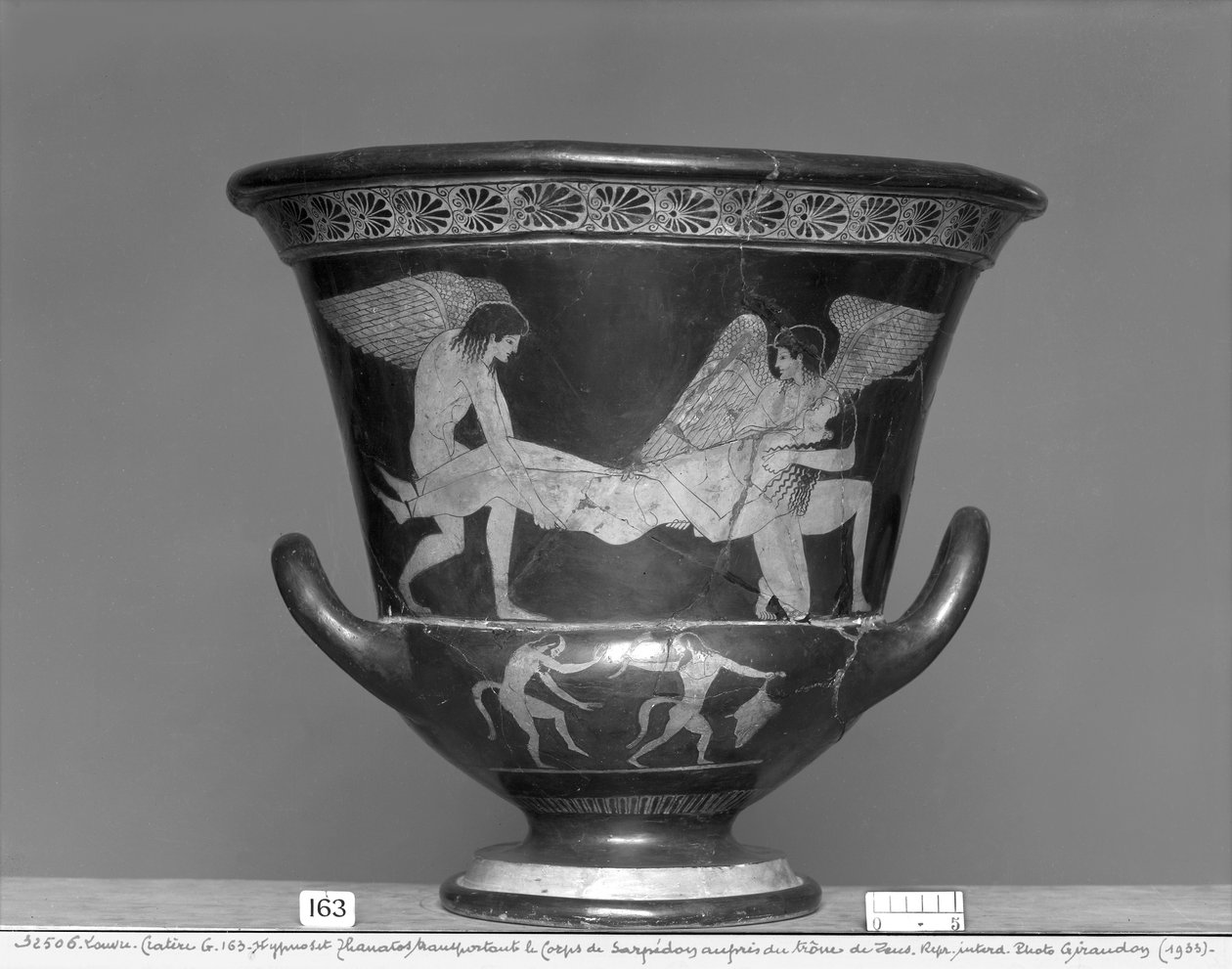 Cratere a calice a figure rosse attiche che raffigura Hypnos e Thanatos che trasportano il corpo di Sarpedonte (ceramica) da Eucharides Painter