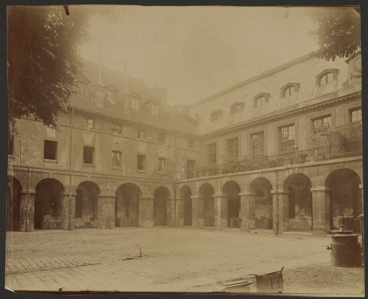 [Cortile con portici] da Eugène Atget