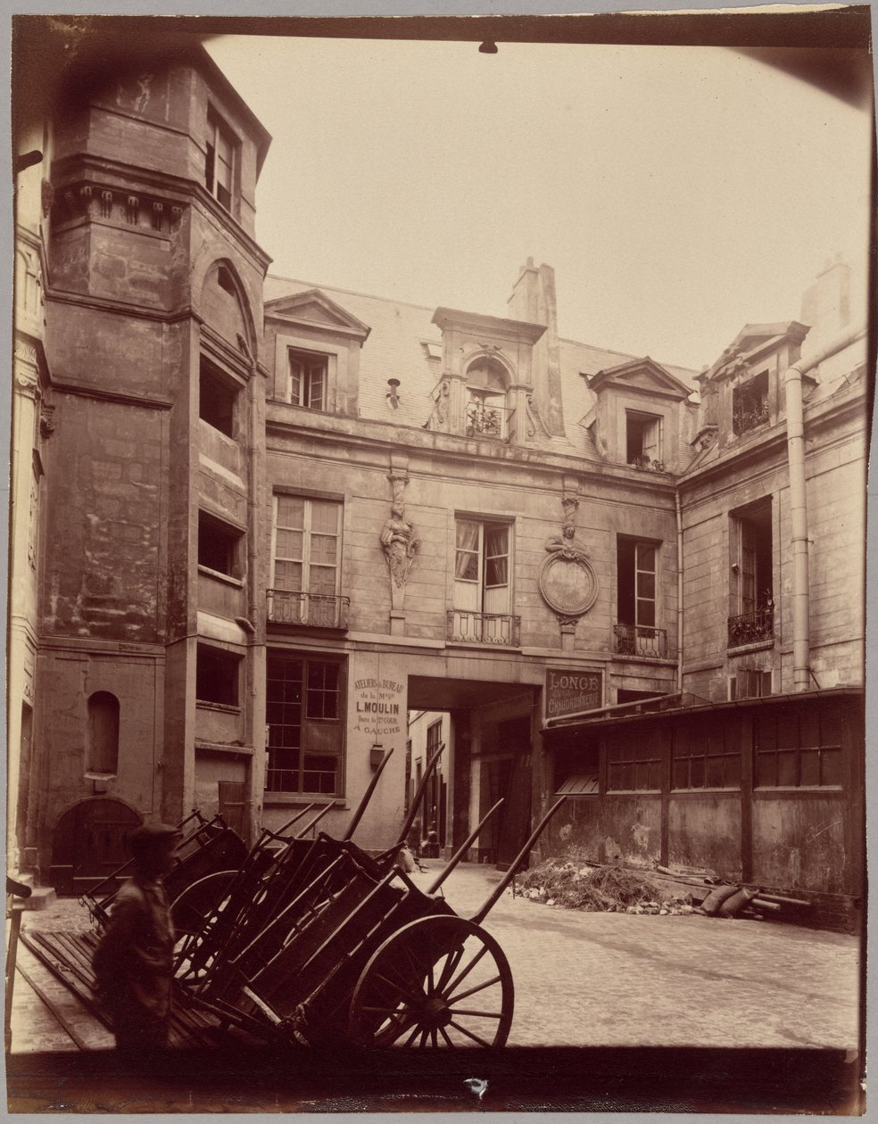 Cour Charlemagne, Hôtel du Prévot, 16 rue Charlemagne da Eugène Atget
