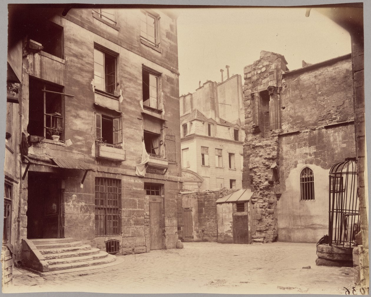 Cortile di Saint-Julien-le-Pauvre da Eugène Atget