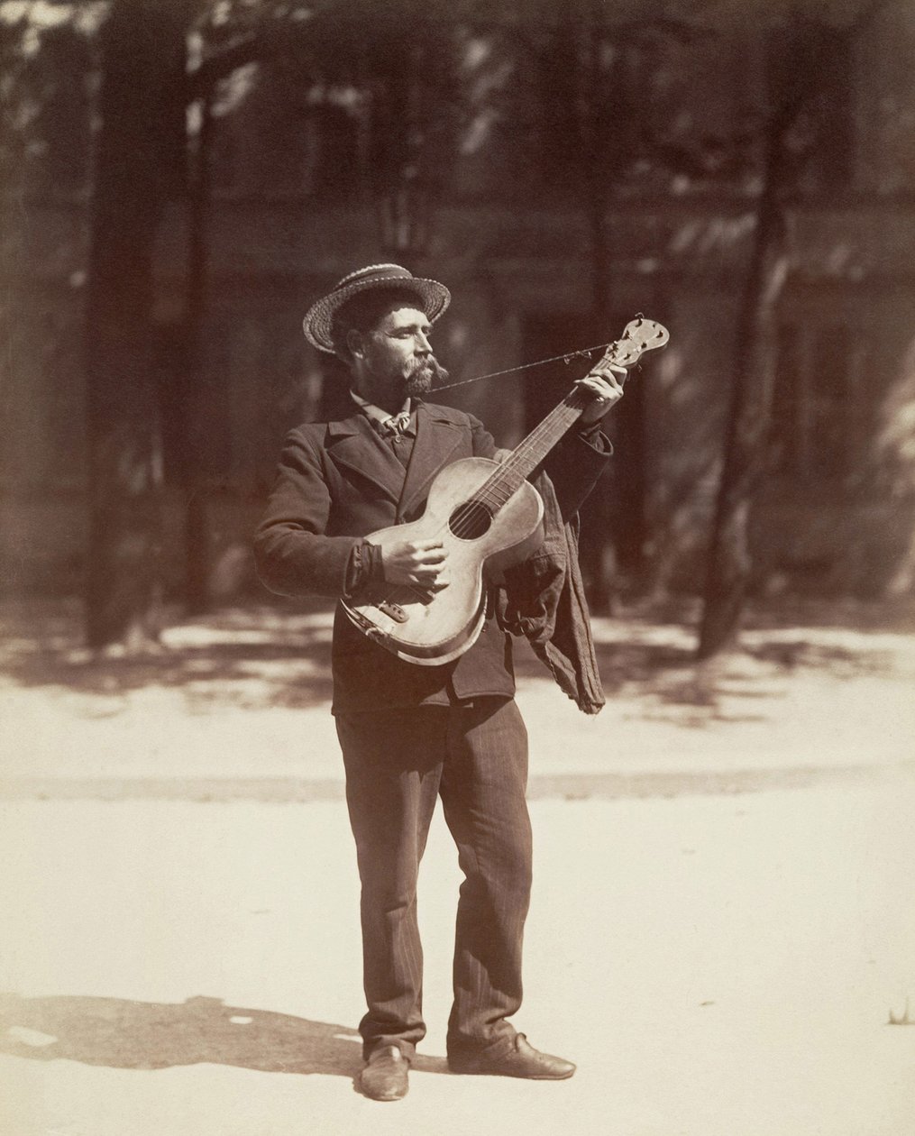 Suonatore di chitarra, Parigi da Eugène Atget