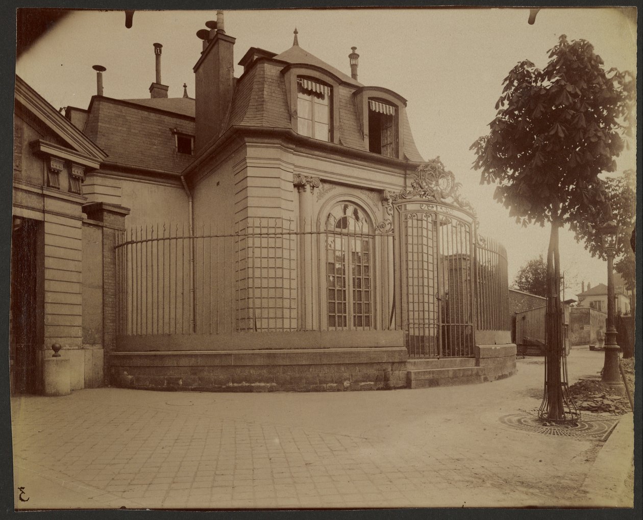 Hospice Debrousse, ex Parco di Philippe Egalité - Rue de Bagnolet, 148 (Charonne) da Eugène Atget