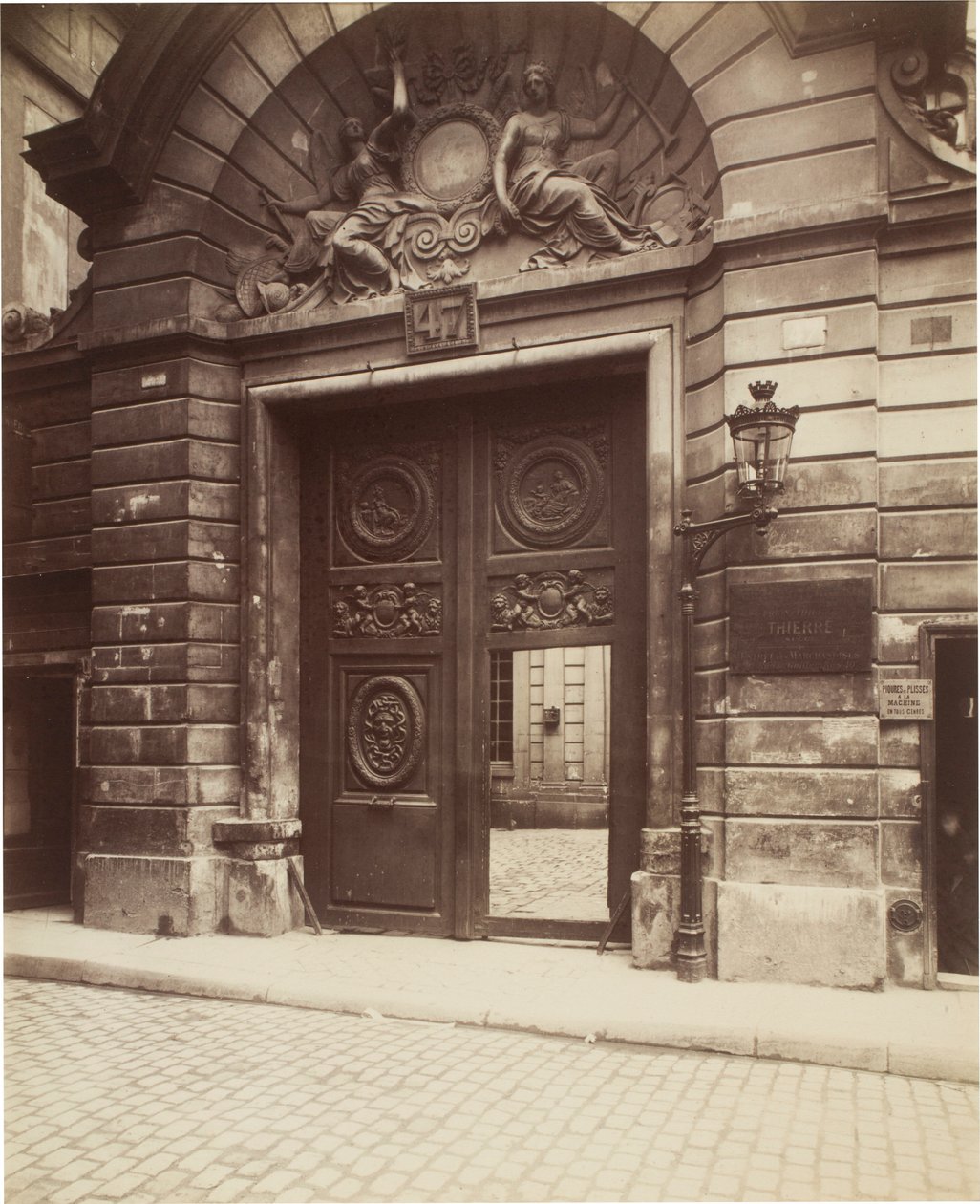 Hôtel des Ambassadeurs de Hollande, 47 rue Vieille-du-Temple da Eugène Atget