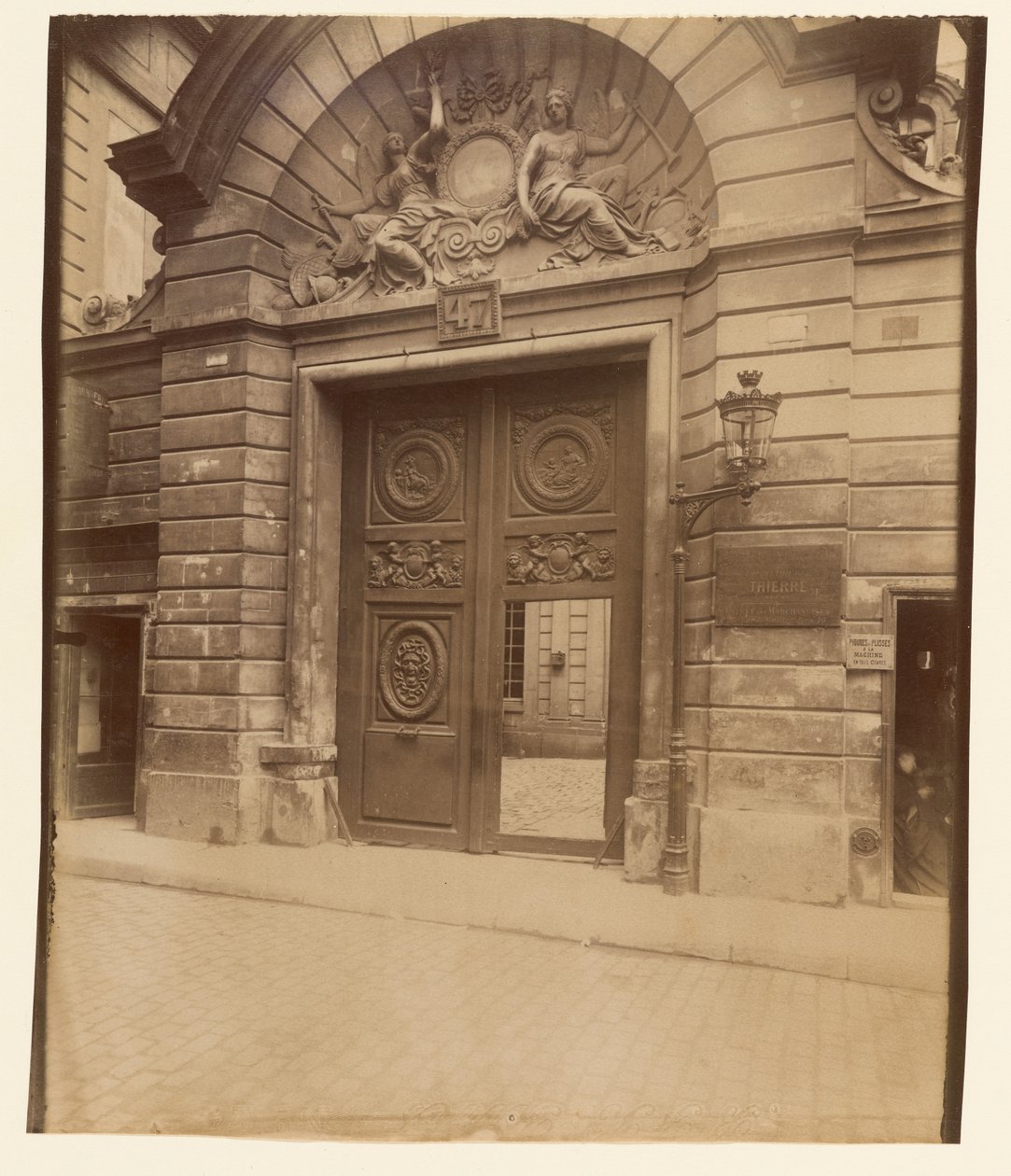 Hôtel des Ambassadeurs de Hollande, 47 rue Vieille-du-Temple da Eugène Atget