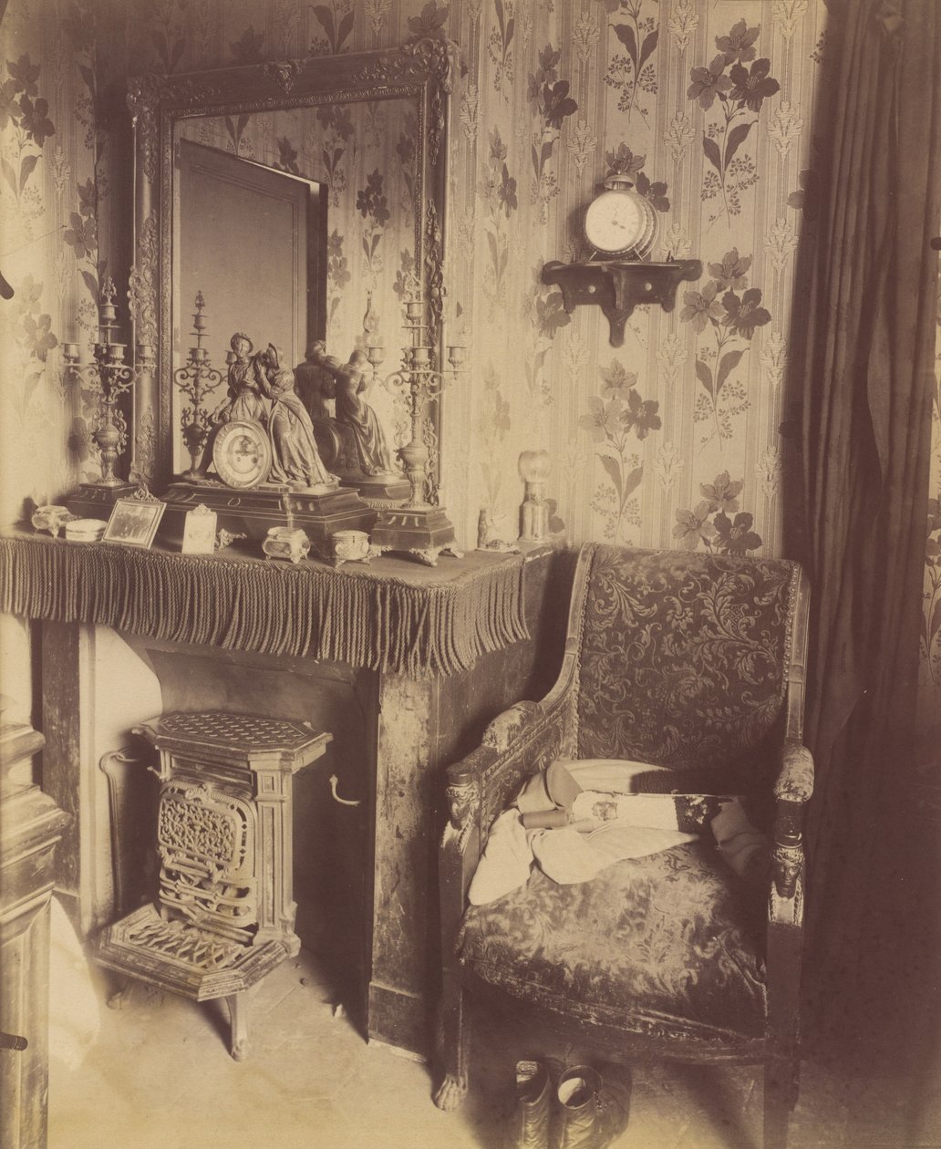 Interno di una casa operaia, rue de Romainville, 1909-10 (foto) da Eugène Atget