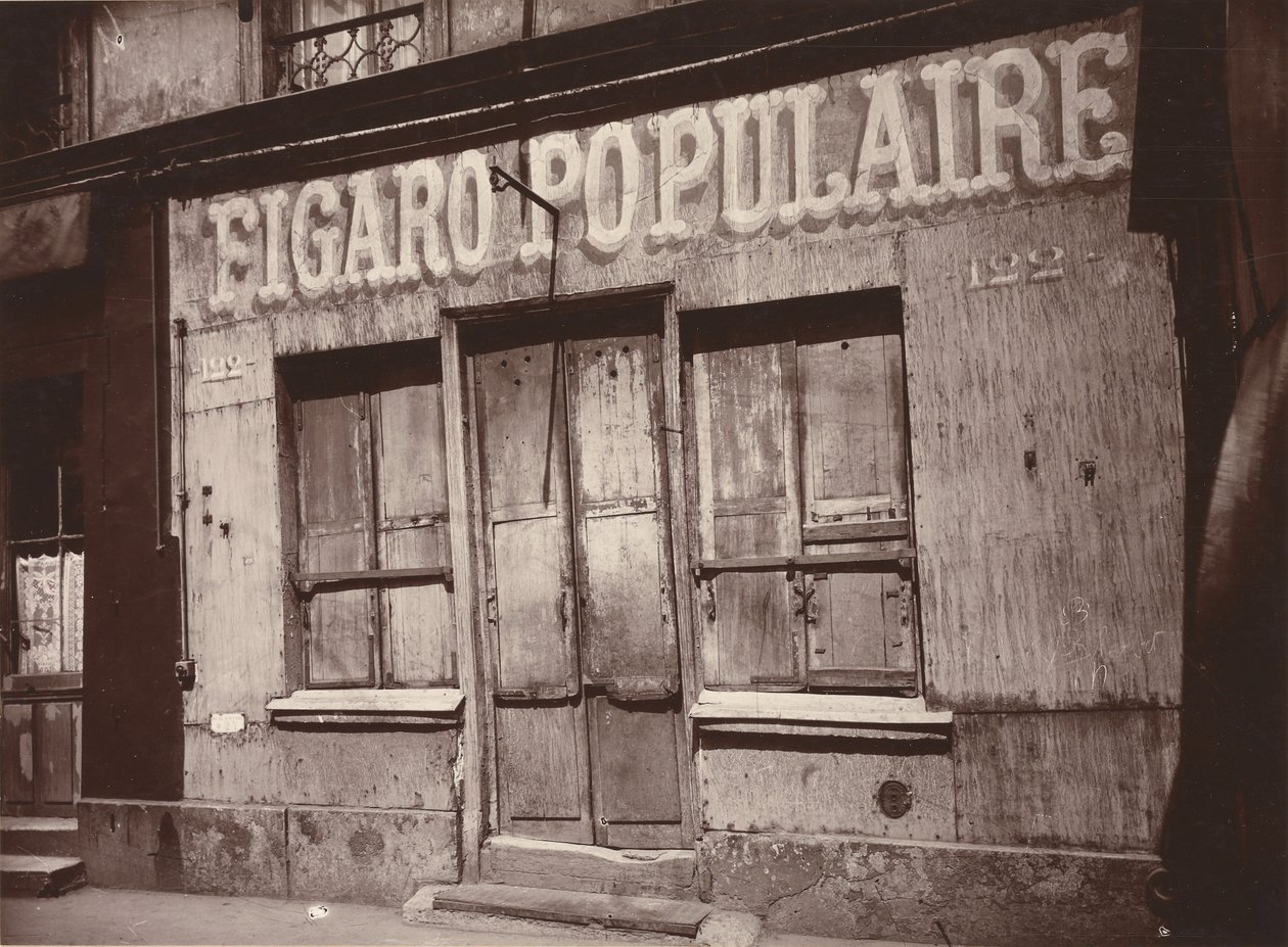 Le Figaro populaire, 122 Boulevard de la Villette (facciata di un barbiere, 122 Boulevard de la Villette) da Eugène Atget