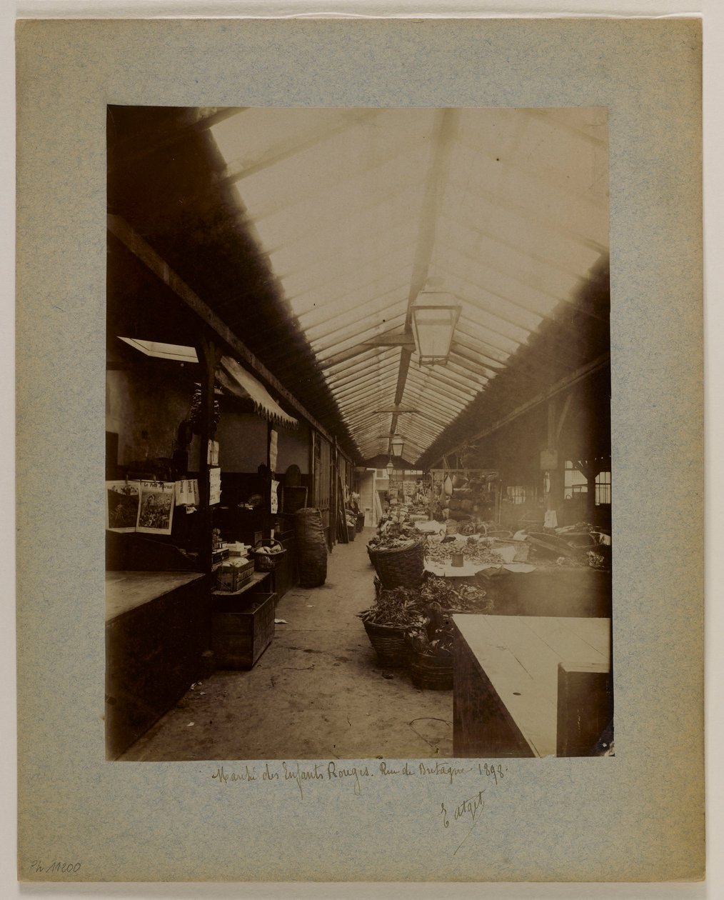 Marché des Enfants-Rouges, rue de Bretagne, 3ème arrondissement, Parigi da Eugène Atget