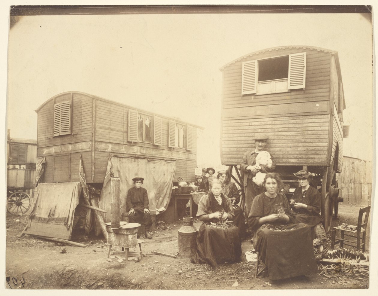 [Rom seduti fuori dai loro carri] da Eugène Atget