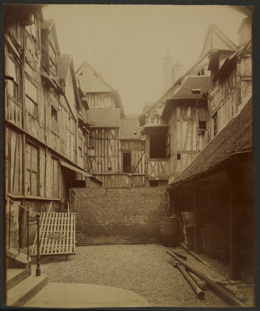 Rouen, cortile in Rue Martainville da Eugène Atget