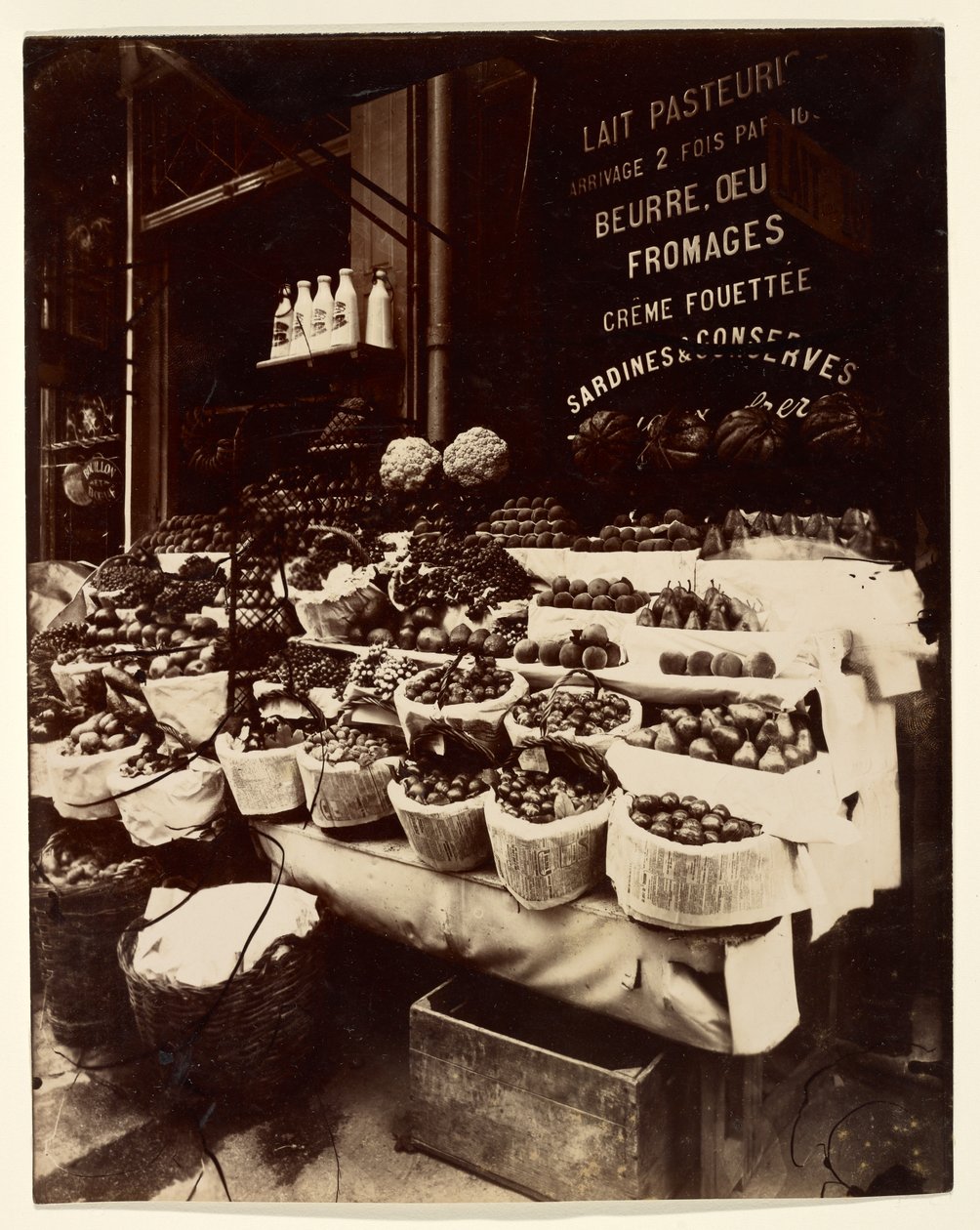 Rue Sainte-Opportune (Produce Display, rue Sainte-Opportune) da Eugène Atget
