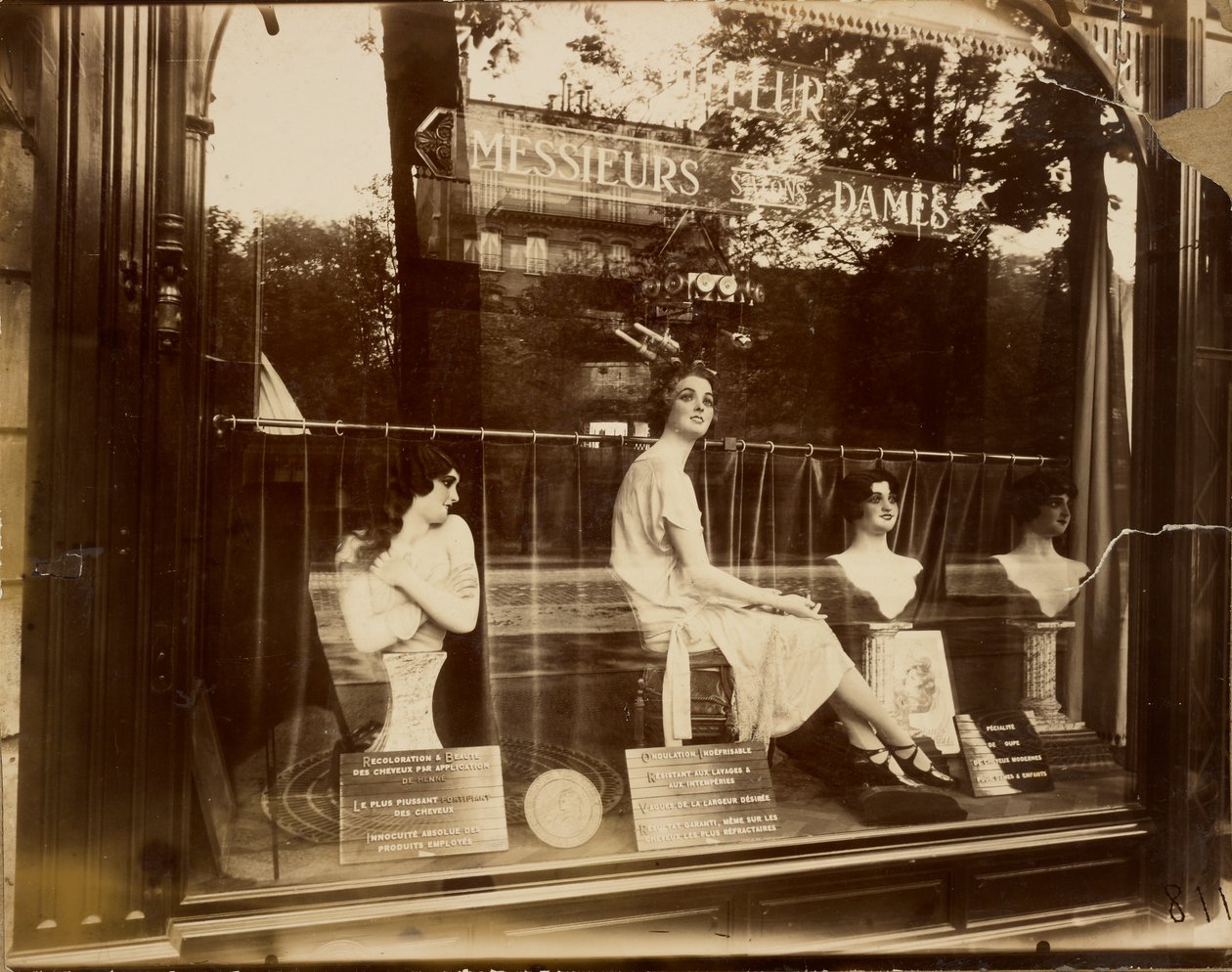 [Salone da parrucchiere] da Eugène Atget
