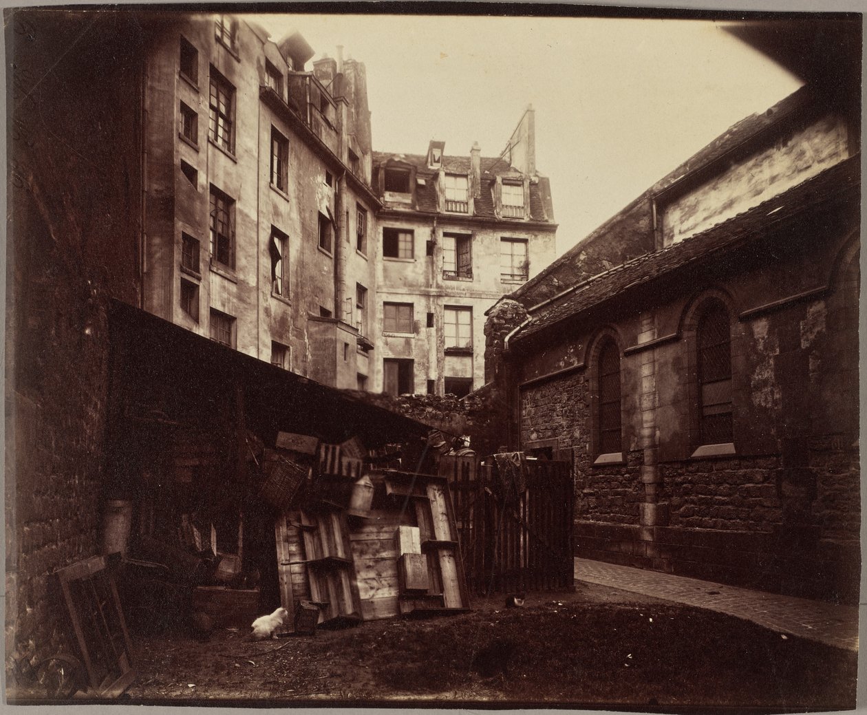 Un angolo del cortile, Saint-Julien-le-Pauvre, Parigi da Eugène Atget