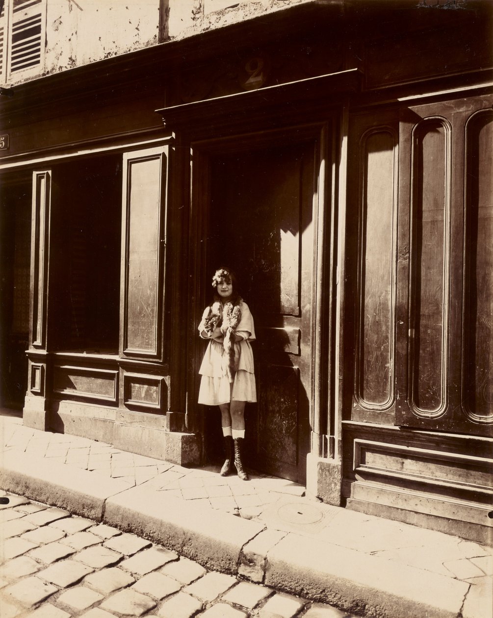 [Versailles, bordello, Petit Place, marzo 1921 (bordello, Versailles, Petit Place, marzo 1921)] da Eugène Atget