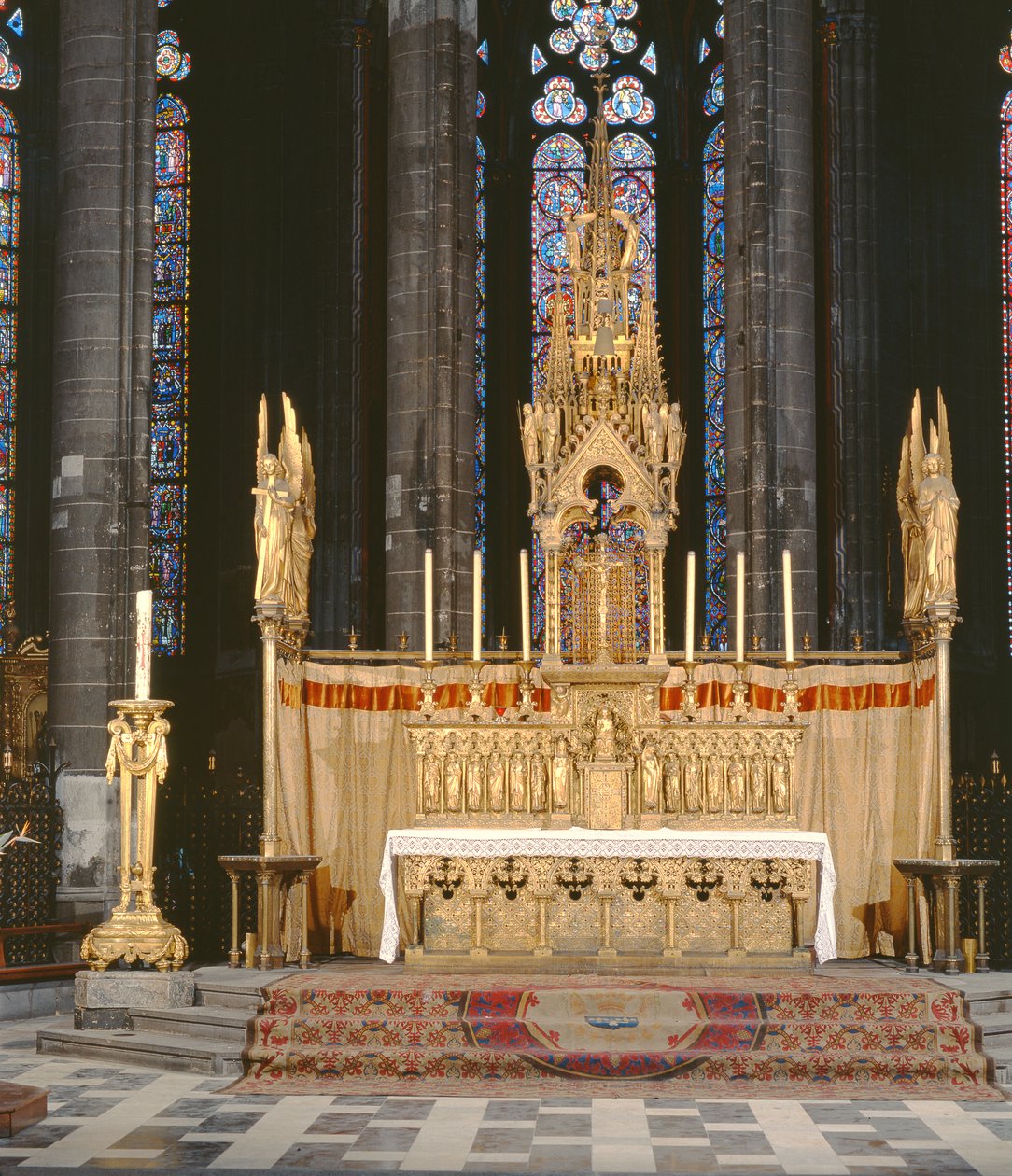 Altare Maggiore in Stile Neogotico, Circondato da 4 Angeli che Portano gli Strumenti della Passione di Cristo con un Tabernacolo Sormontato da una Guglia Riccamente Decorata da Eugene Emmanuel Viollet le Duc