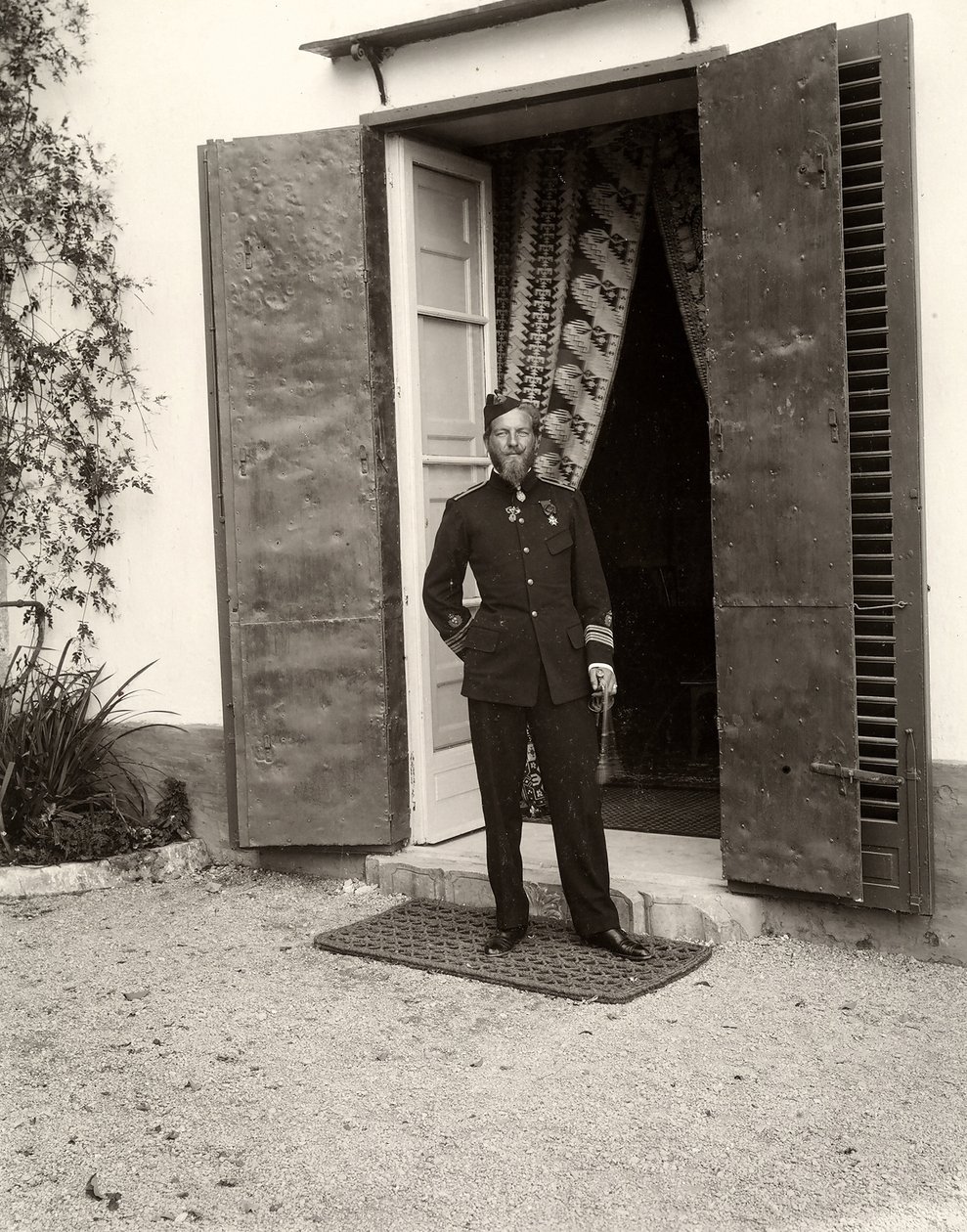 Ritratto di un uomo in uniforme alla fattoria Lo Zucco, Sicilia, 1900 da Eugenio Interguglielmi