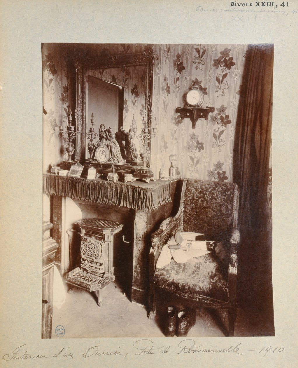 Interno di una casa della classe operaia in rue de Romainville, Parigi, 1910 da Eugène Atget