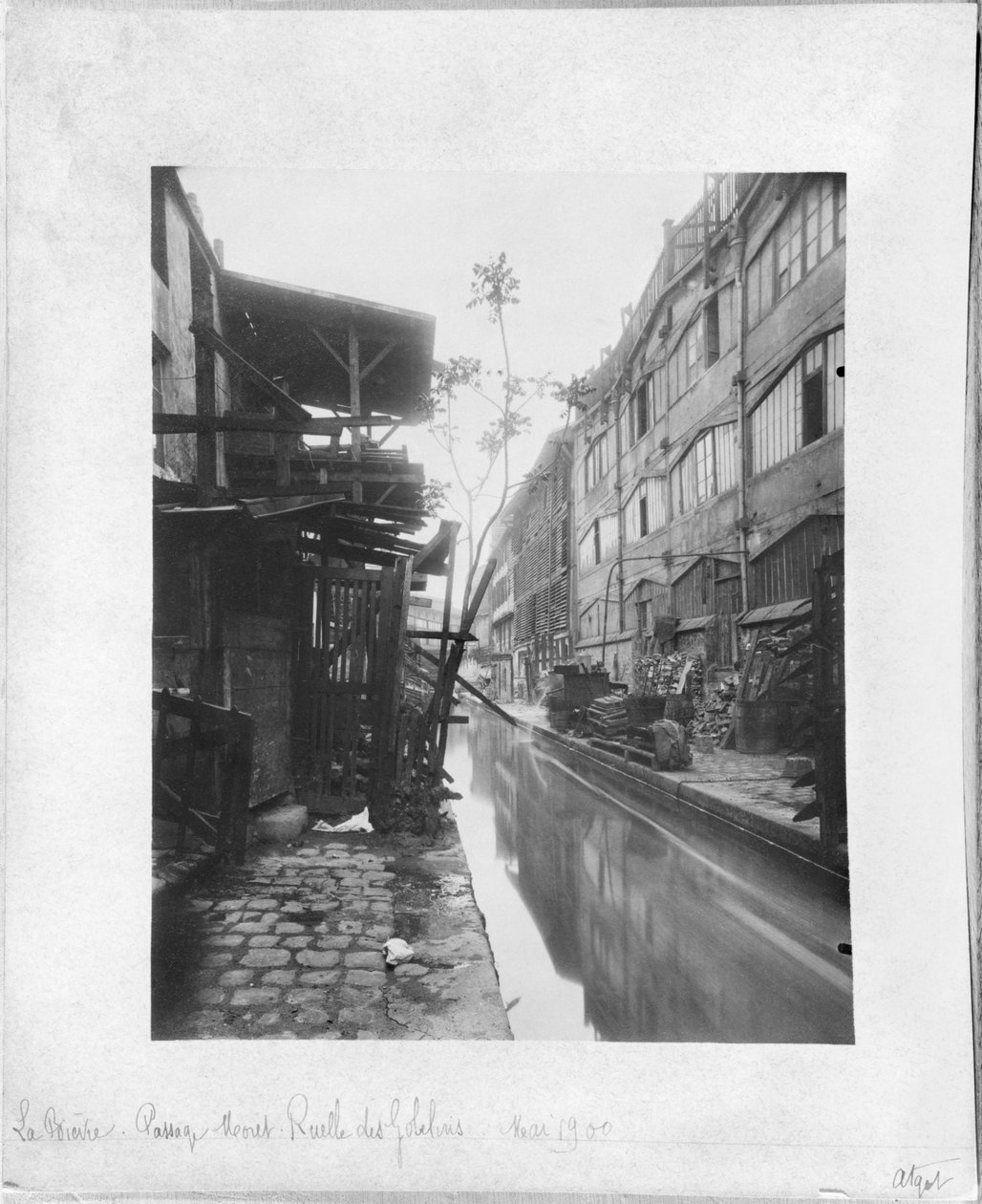 La Bievre, Passage Moret, Ruelle des Gobelins, Parigi, maggio 1900 da Eugène Atget