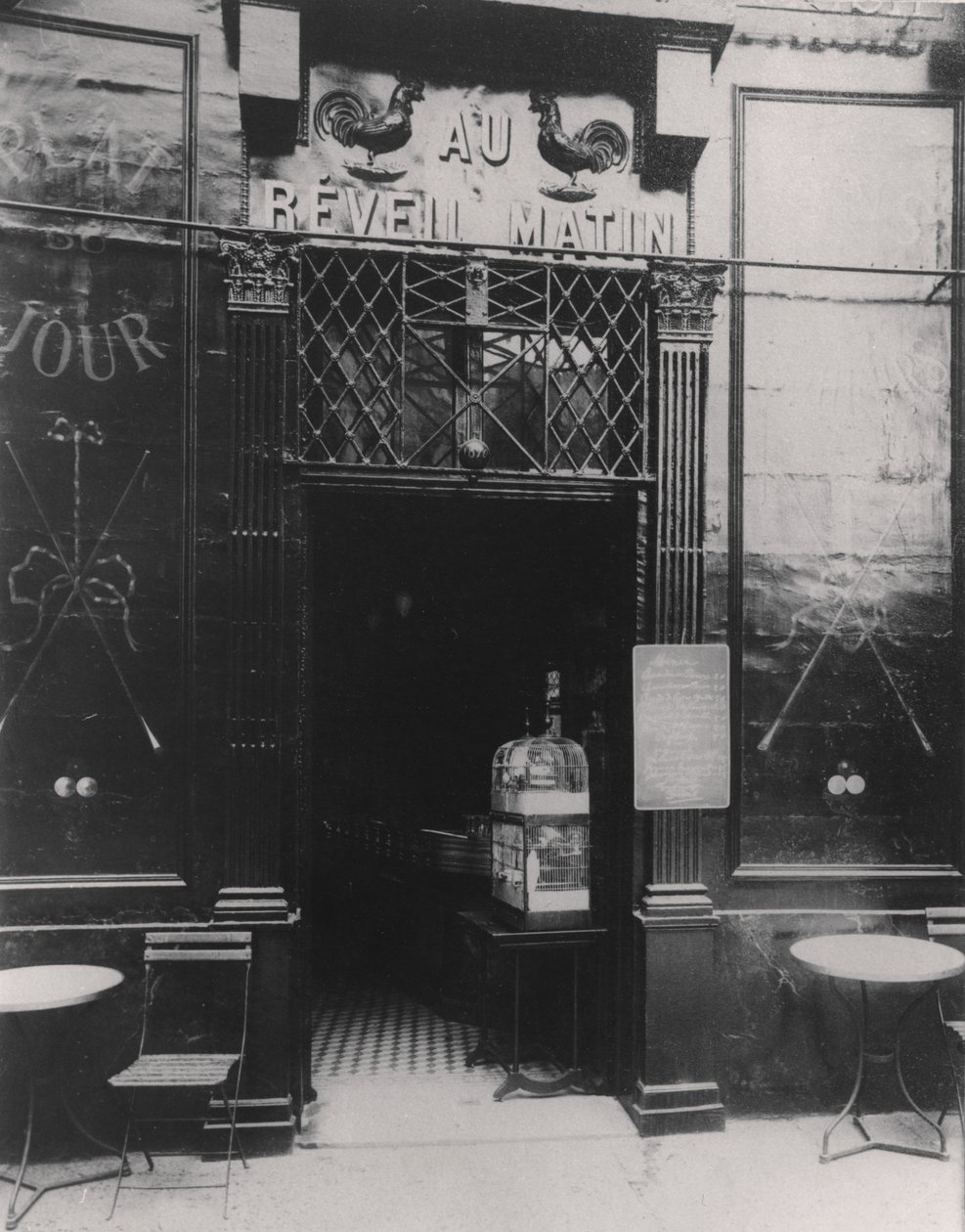 Au Réveil Matin, rue Amelot, 11° Arrondissement, Parigi da Eugène Atget