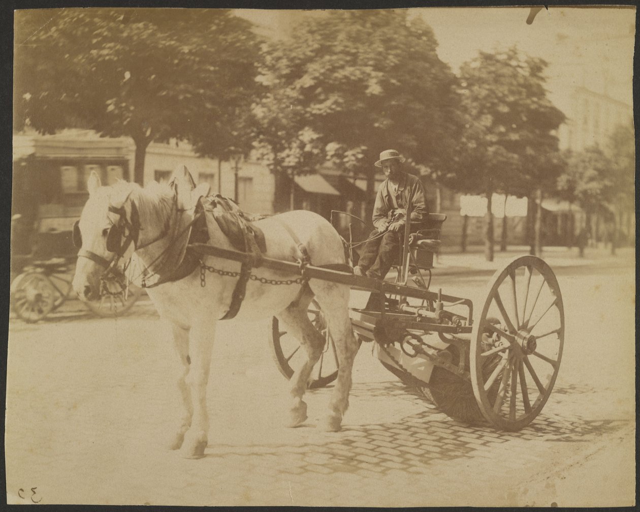 [Spazzatrice a cavallo] da Eugène Atget