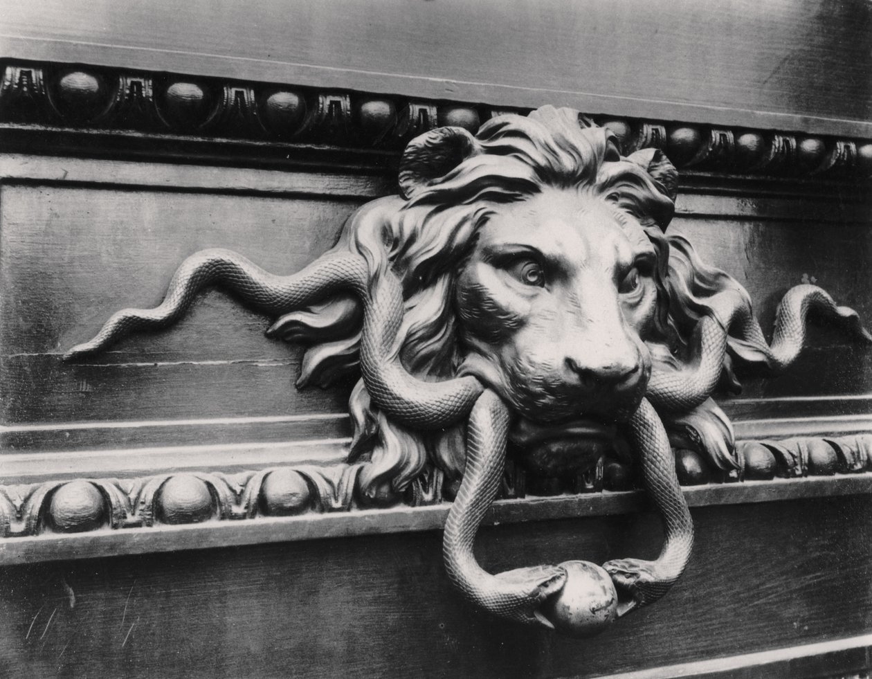 Battente a forma di leone, Parigi da Eugène Atget