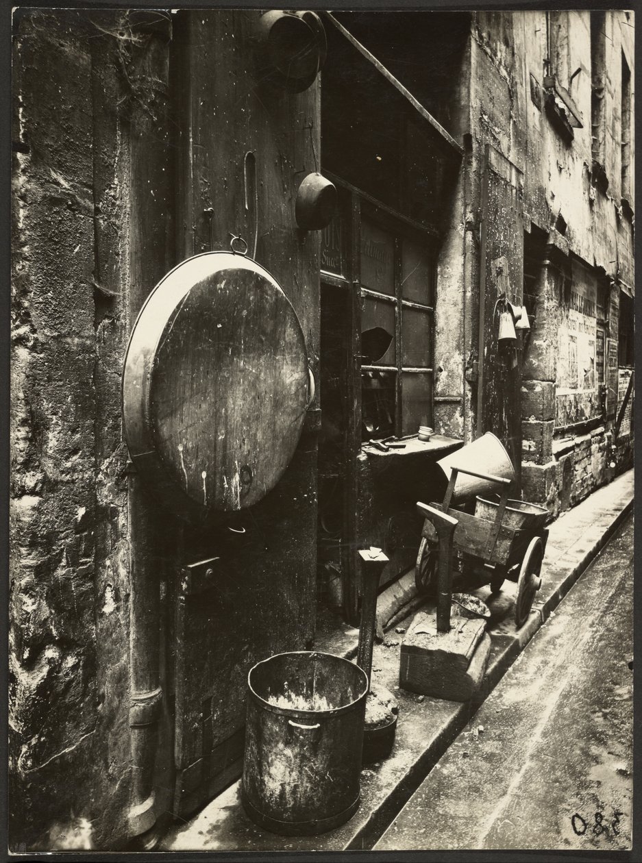 [Rue de la Reynie (Bottega del lattoniere, rue de la Reynie)]. da Eugène Atget