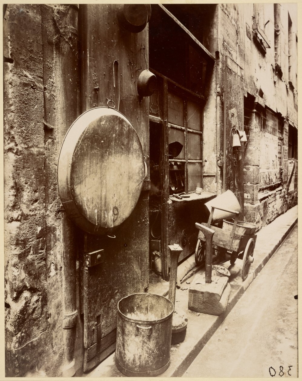 Rue de la Reynie Negozio di latta Smith da Eugène Atget