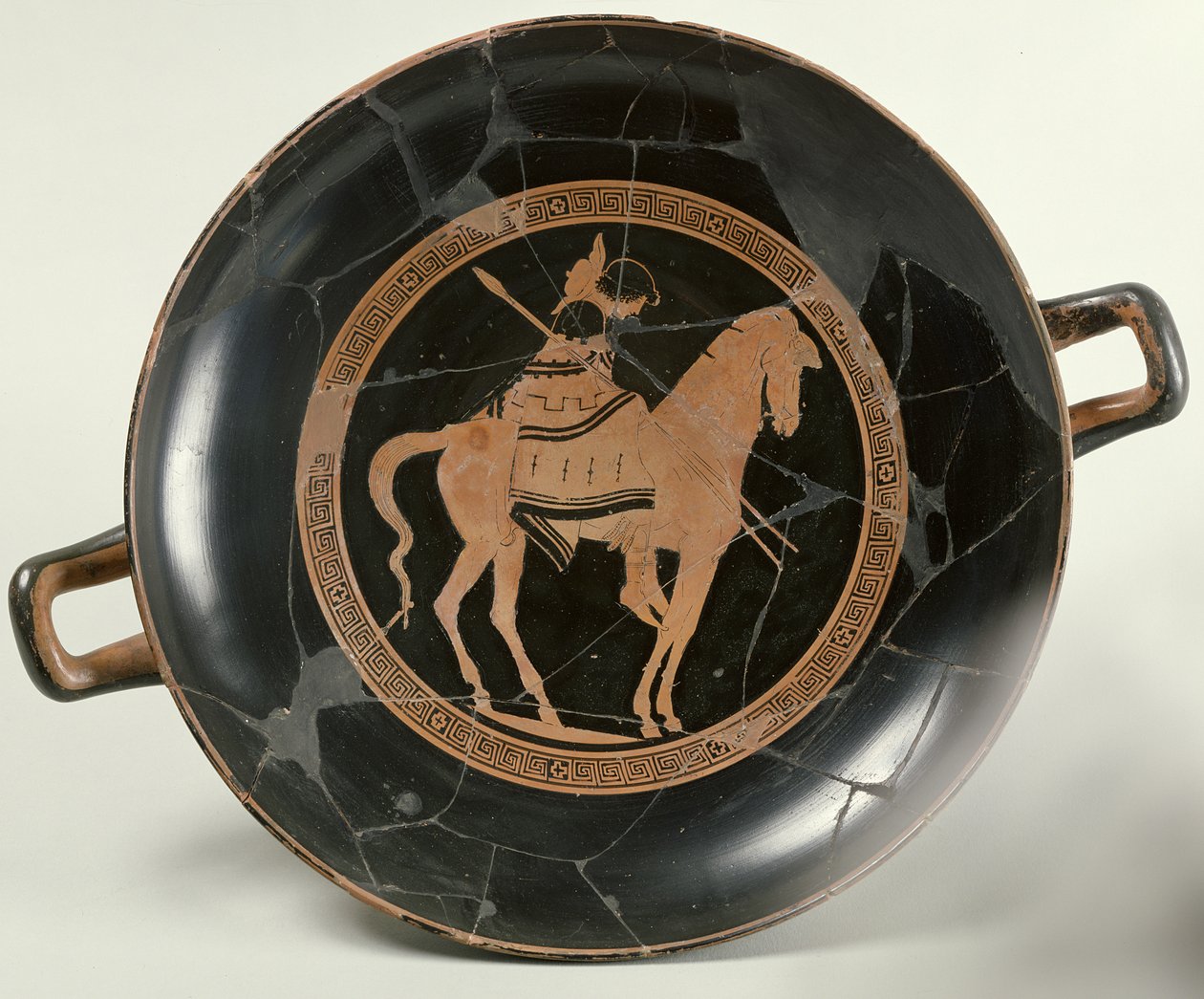 Coppa attica a figure rosse raffigurante un cavaliere a cavallo (ceramica) da Euphronios