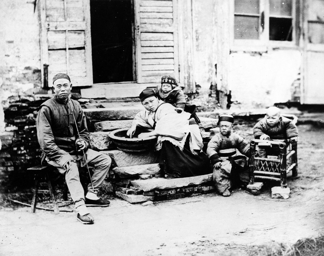 Scena familiare cinese, c.1870 da European Photographer