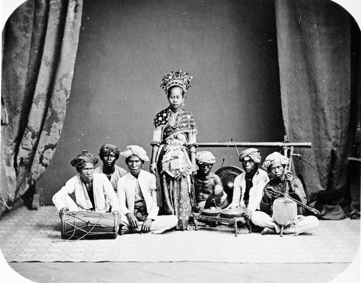 Ragazza danzante batava, c.1870 da European Photographer