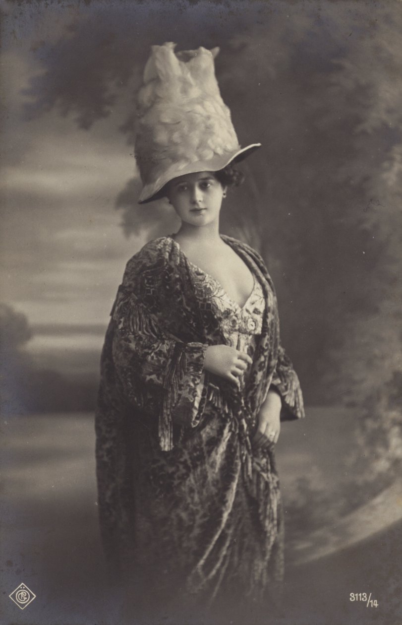 Giovane donna attraente, con uno strano cappello (foto b/n) da European Photographer