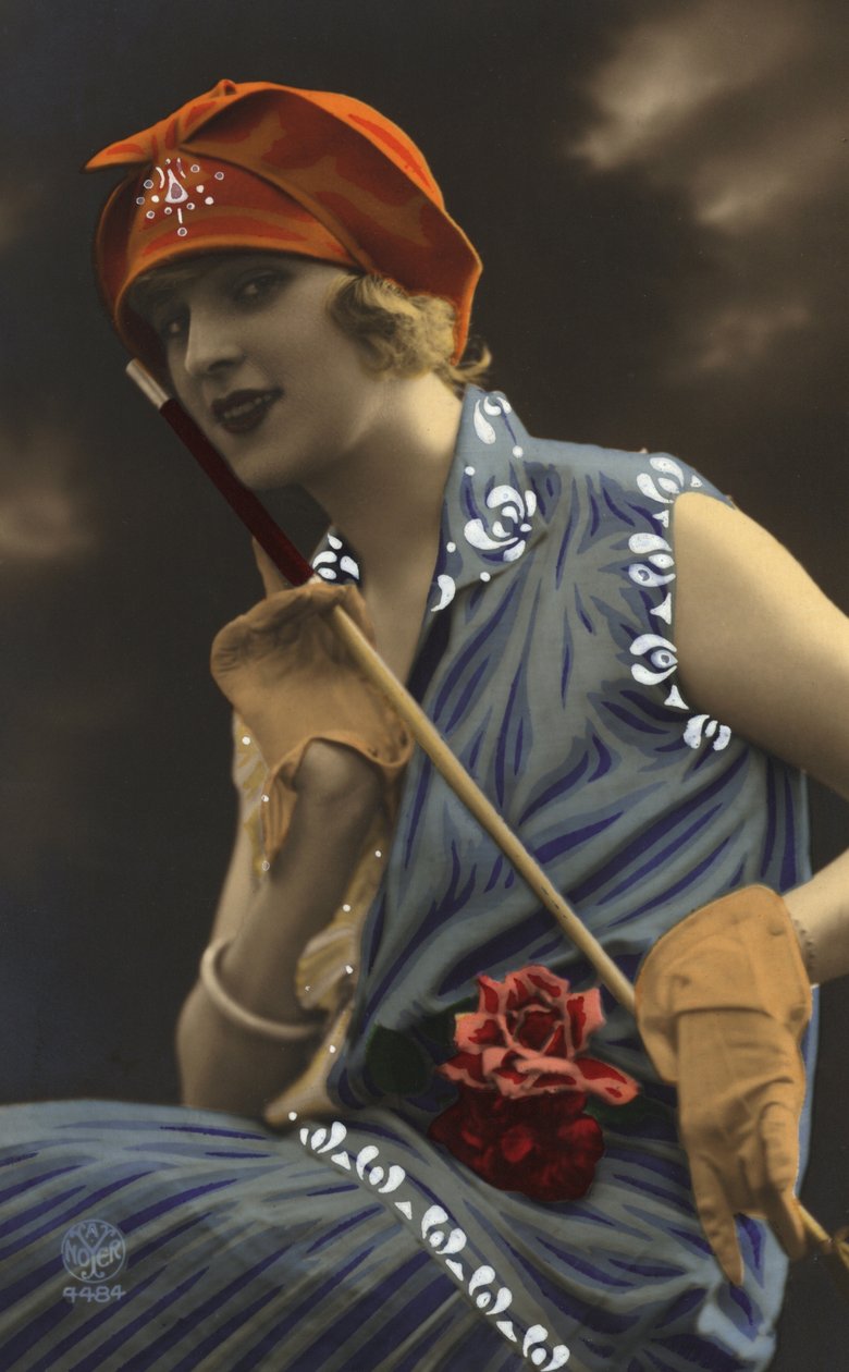 Ragazza con bastone in mano (foto a colori) da European School