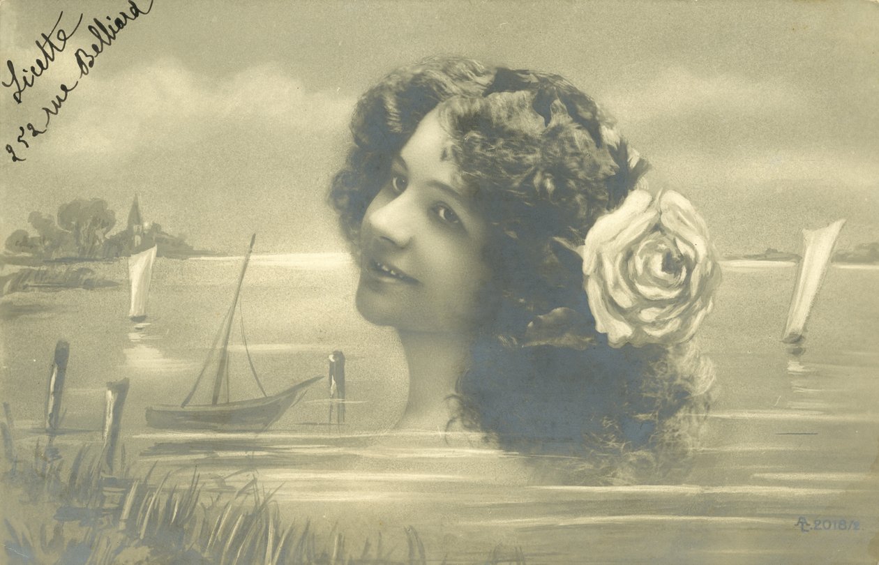 Ragazza con una rosa tra i capelli (foto b/n) da European School