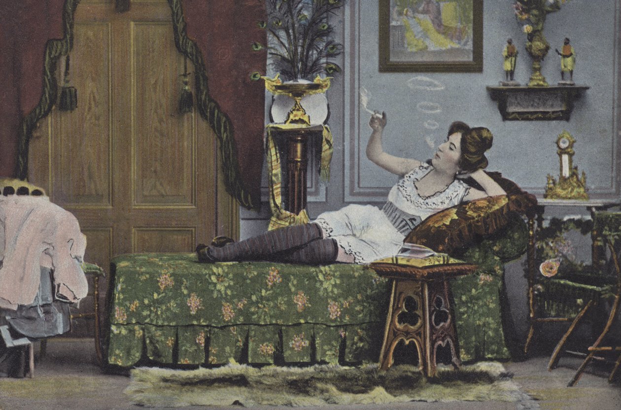 Donna che fuma su una chaise longue (foto a colori) da European School