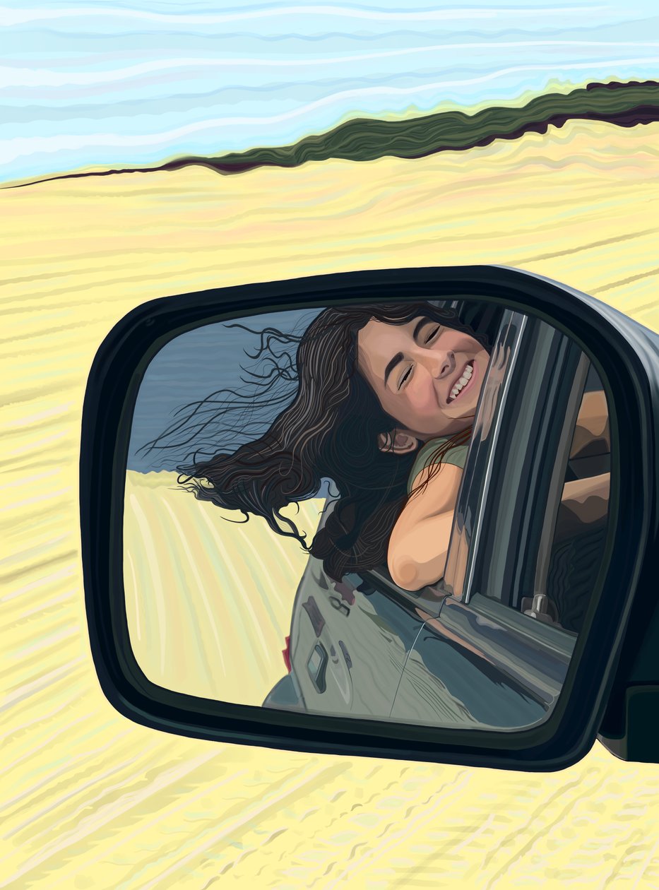 Giovane donna vista sorridere nello specchietto laterale dell
